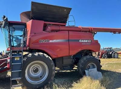 Case IH 8240 Combine