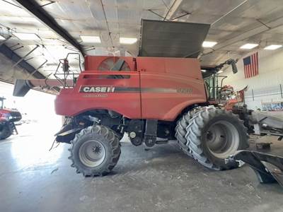 Case IH 8240 Combine