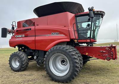 Case IH 8250 Combine