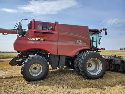 Case IH 8250 Combine