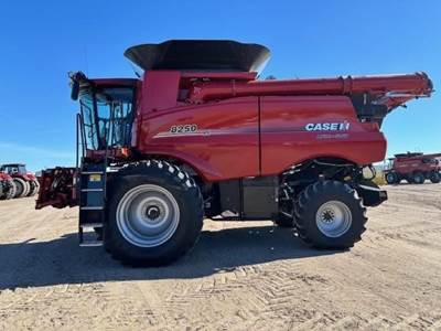 Case IH 8250 Combine