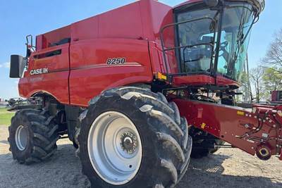 Case IH 8250 Combine