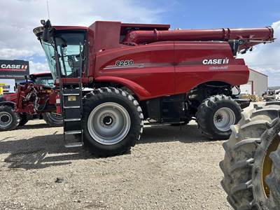 Case IH 8250 Combine