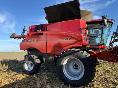 Case IH 8260 Combine