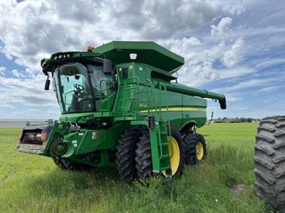 John Deere S670 Combine