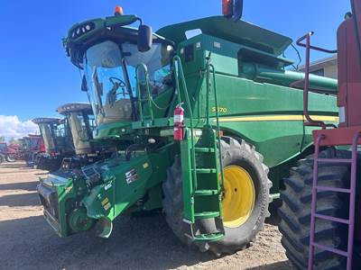 John Deere S670 Combine