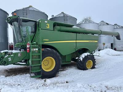 John Deere S680 Combine