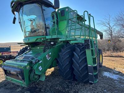 John Deere S680 Combine