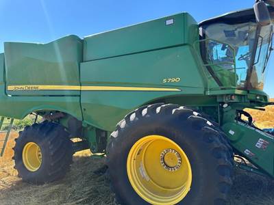 John Deere S790 Combine