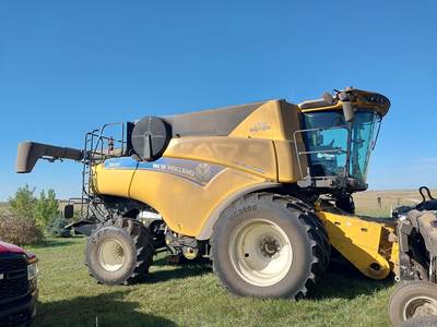 New Holland CR8.90 Combine