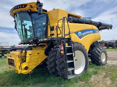New Holland CR8.90 Combine