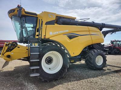 New Holland CR8.90 Combine