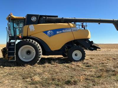 New Holland CR9060 Combine