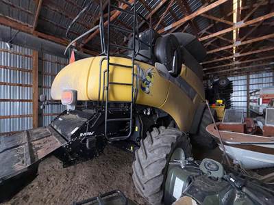 New Holland CR9070 Combine