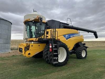 New Holland CR9070 Combine