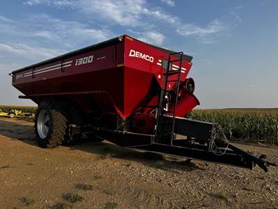 Demco 1300 Grain Cart