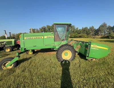 John Deere 4890 Self-Propelled Mower Conditioner/Windrower