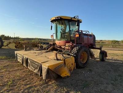 New Holland SPEEDROWER 200 Self-Propelled Mower Conditioner/Windrower