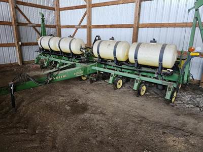 John Deere 7200 Planter / Row Unit