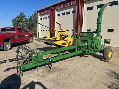 John Deere 3975 Pull-Type Forage Harvester
