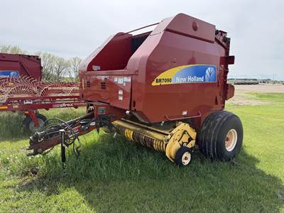 New Holland BR7090 Round Baler