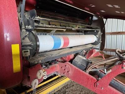 New Holland ROLL-BELT 560 Round Hay Baler