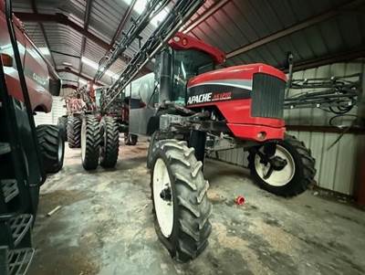 Apache AS1210 Self-Propelled Sprayer