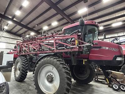Case IH PATRIOT 4420 Self-Propelled Sprayer