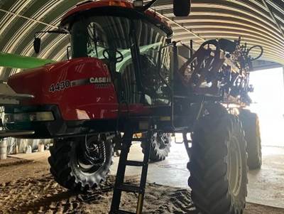 Case IH PATRIOT 4430 Self-Propelled Sprayer