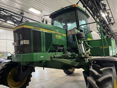John Deere 4700 Self-Propelled Sprayer