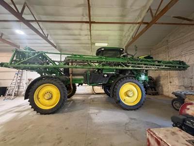 John Deere R4038 Self-Propelled Sprayer