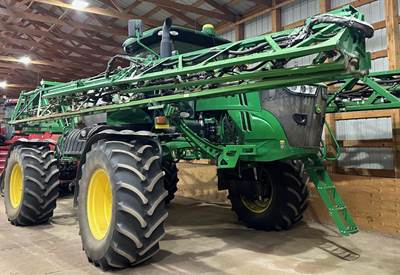 John Deere R4038 Self-Propelled Sprayer