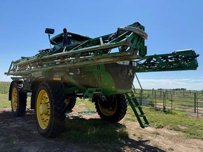 John Deere R4045 Self-Propelled Sprayer