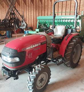 Case IH FARMALL 30B Tractor