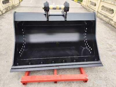 Bedrock John Deere, Hitachi 160/180/190/200/210/220/225, 72in, 80mm Pins, Cleaning Bucket