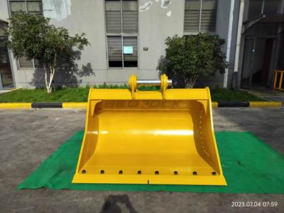 Bedrock 72" Cleaning Bucket for Caterpillar 324E 329E Excavator