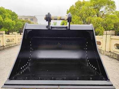 Bedrock John Deere, Hitachi 330/350/370/380, 72in, 100mm Pins, Cleaning Bucket