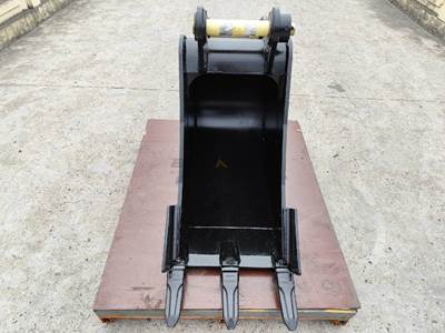 Bedrock Komatsu PC138, 60mm Pins, 24in, Heavy Duty Bucket