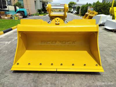 Bedrock 79" Tilt Ditch Cleaning Bucket for Caterpillar 320 B Linkage Excavator