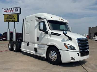 Freightliner CASCADIA 126 Tandem Axle Cab & Chassis Truck - Detroit, 400HP