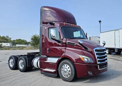 Freightliner CASCADIA 116 Day Cab Truck - Detroit 450HP