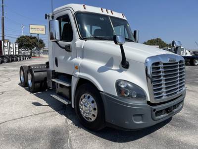 Freightliner Cascadia 125 Day Cab Truck - Detroit 450HP