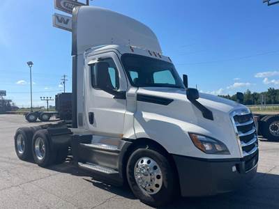 Freightliner Cascadia 126 Day Cab Truck - Detroit 450HP