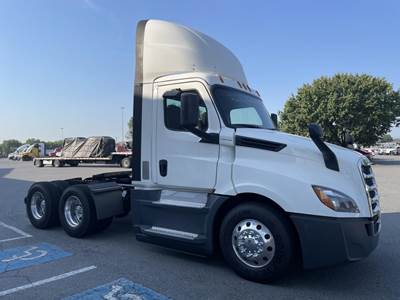 Freightliner Cascadia 126 Day Cab Truck - Detroit 450HP