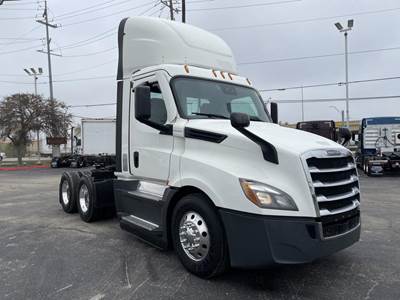 Freightliner Cascadia 126 Day Cab Truck - Detroit 450HP