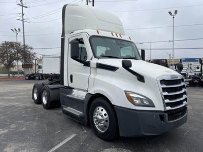 Freightliner Cascadia 126 Day Cab Truck - Detroit 450HP
