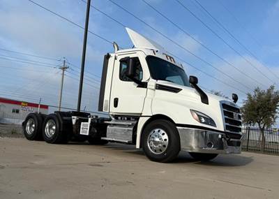 Freightliner Cascadia 126 Day Cab Truck - Detroit 450HP