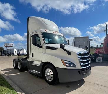 Freightliner Cascadia 126 Day Cab Truck - Detroit 450HP