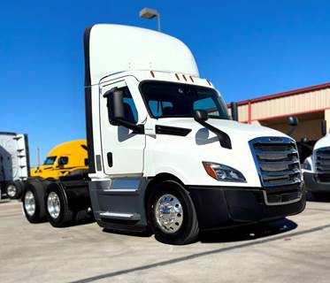 Freightliner CASCADIA 126 Day Cab Truck - Detroit