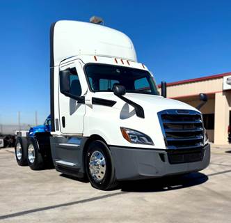 Freightliner Cascadia 126 Day Cab Truck - Detroit 450HP